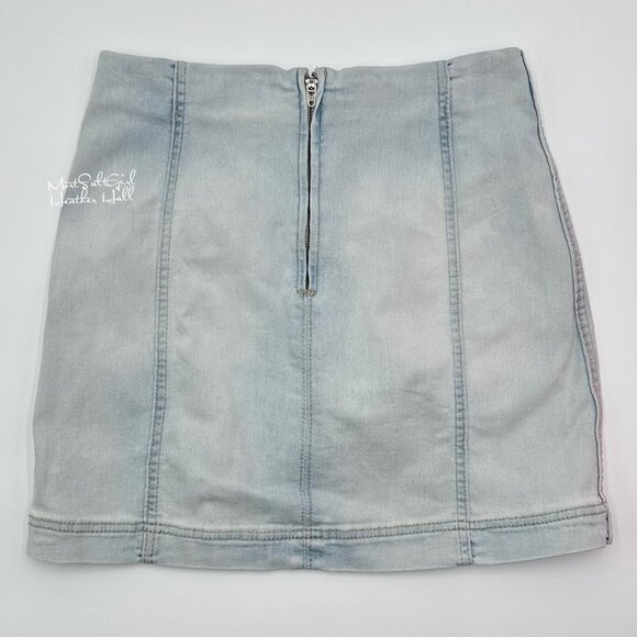 Wild Fable Light Wash Denim Mini Skirt Size 8 / 25 - Picture 2 of 3